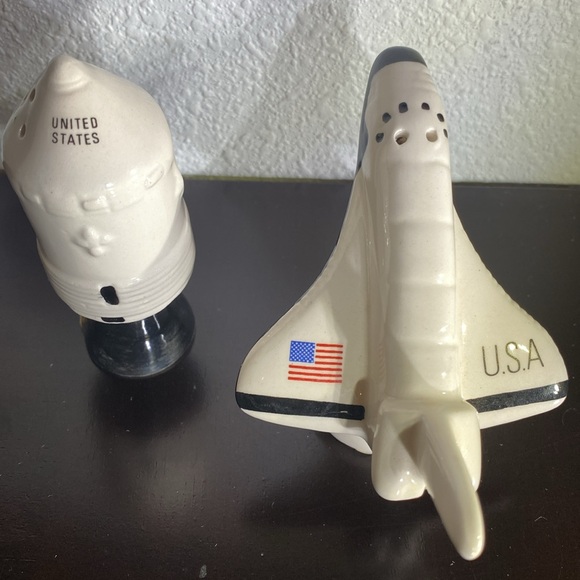 Vintage Space Shuttle USA Salt & Pepper Shakers Capsule Station Launch 1992 - Picture 2 of 15